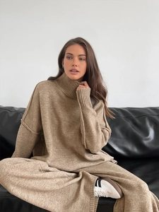 Übergroßes khakifarbenes Strick-Lounge-Set mit Rollkragenpullover und langer Strickhose