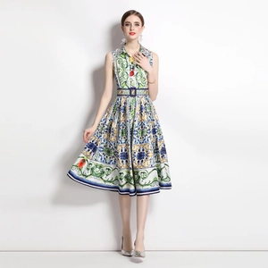Robe chemise rétro sans manches avec imprimé majolique coloré et ceinture à nouer