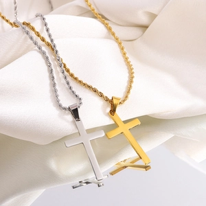 Dettaglio delle catene a corda in argento e oro con ciondoli a croce lisci e lucidi
