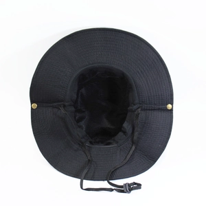 Détails d'un chapeau de soleil extérieur avec doublure en mesh respirant et jugulaire