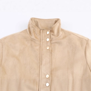 Veste en suédine camel avec col montant et détails de boutons métalliques