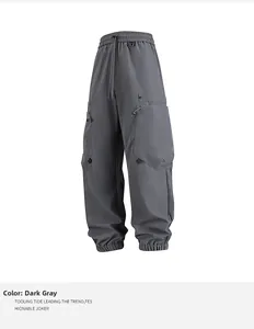 Detalle de pantalón cargo gris oscuro con cintura ajustable y bolsillos laterales