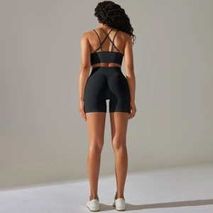 Rückansicht des schwarzen Sportsets mit Cross-Back-BH und gerippten High-Waist-Shorts