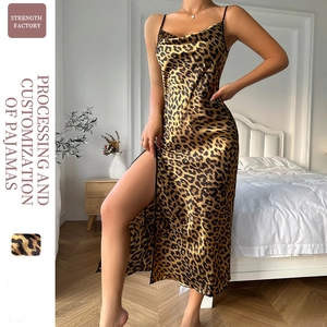 Nuisette sexy en satin léopard avec col bénitier et fente latérale pour vêtements de nuit