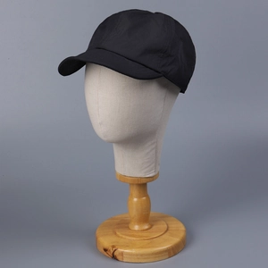 Detail der schwarzen schnelltrocknenden Baseballkappe mit Belüftungslöchern am Ständer