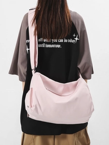Sac de fitness rose à grande capacité avec bandoulière réglable porté au dos