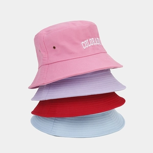 Dettaglio di quattro cappelli a secchiello in cotone impilati con ricamo Colorado