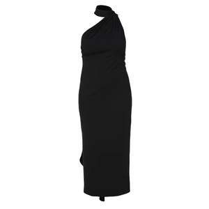 Détail de la robe longue noire dos nu à une épaule avec cordon de serrage