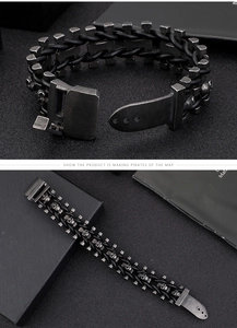 Vue macro d'un bracelet en cuir tressé pour homme avec breloques crâne vintage en métal