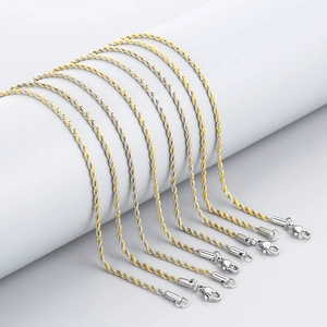 Détail de chaînes torsadées bicolores avec fermoirs mousquetons sur support blanc
