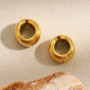 Orecchini a cerchio in acciaio inossidabile placcato oro 18K su base in pietra naturale