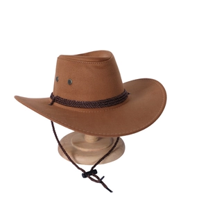 Dettaglio di un cappello da cowboy marrone con corda intrecciata e occhielli in metallo