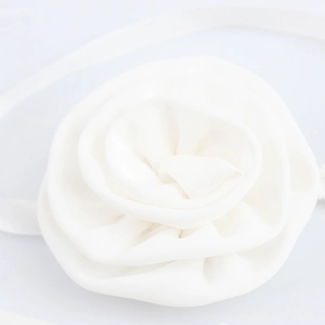 Eleganter weißer Rosen-Haarreif aus Stoff mit weichen Chiffon-Schichten für Damen