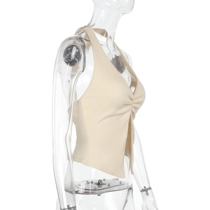 Detailansicht beige Neckholder-Top aus Rippstrick mit V-Ausschnitt und Schlitzsaum
