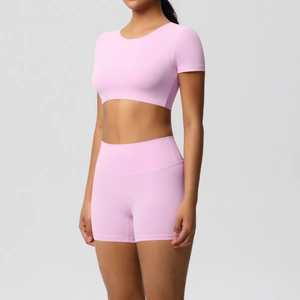 Detail eines rosa Yoga-Sets mit integrierten Brustpolstern und schlanken Sporthosen
