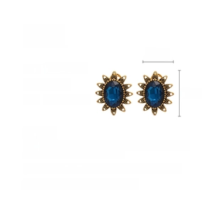 Makroaufnahme der Vintage-Ohrringe mit blauen Strasssteinen und 3 cm mal 2,5 cm Größentabelle