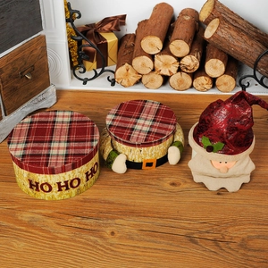 Coffret cadeau de Noël avec motif à carreaux rouges et décorations festives de Père Noël