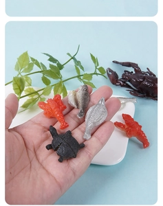 Modelli in miniatura di frutti di mer in PVC tenuti in mano per decorazioni fai-da-te e hobby