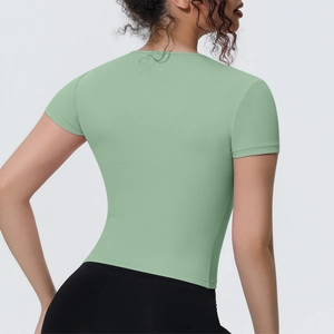 Vue arrière du t-shirt de yoga ajusté vert clair montrant le tissu respirant et la coupe