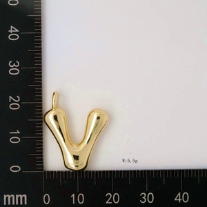 Detail of 22mm gold bubble initial V pendant with dimensions and weight scale