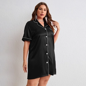 Camicia da notte in raso nero taglie forti con profili bianchi e maniche corte