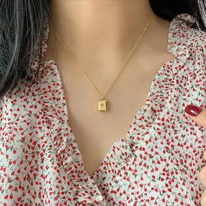 Détail du collier plaqué or 18K avec pendentif rectangulaire étoile sur cou de femme