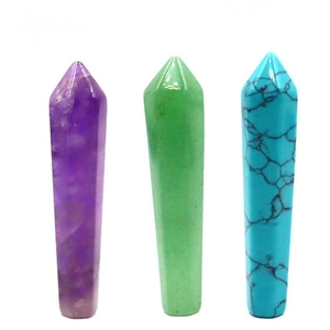 Zeshoekige amethist en turquoise edelsteen pilaren met kristalpunten in drie kleuren