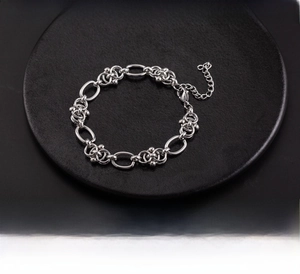 Macro d'un bracelet gourmette en acier inoxydable de 17g avec détails métalliques polis