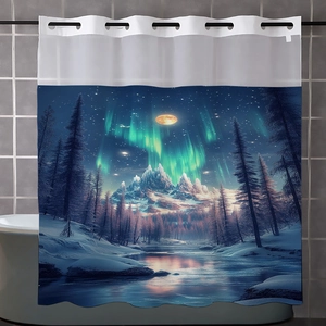 Détail d'un rideau de douche imperméable avec imprimé aurore boréale et forêt en salle de bain
