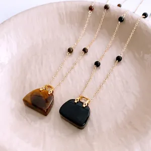 Collana vintage francese con ciondolo a borsa in pietra e perline dorate dal design retrò