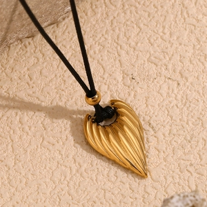 Heart Wing Pendant Necklace 18K Gold Plated Stainless Steel Textured Niche Design Fashion Jewelry For Women Black Rope