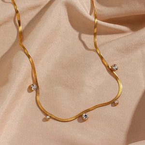 Collana a catena piatta a serpente placcata in oro 18k con zirconi bianchi tondi