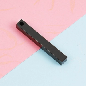 Vue détaillée d'un pendentif barre 3D noir en acier inoxydable poli 6x45mm