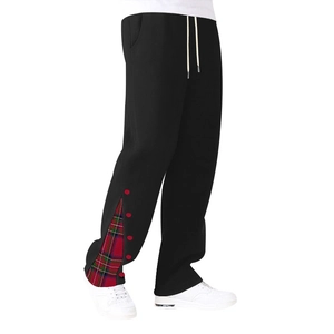 Détail du jogging noir pour homme avec empiècement tartan rouge et boutons décoratifs