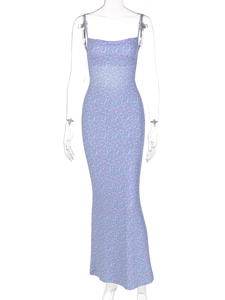 Détail d'une robe longue fleurie bleue avec coupe ajustée et bretelles fines