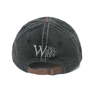 Dettaglio del cappellino in denim lavato con cinturino in pelle e ricamo W sul retro