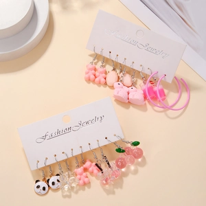 Ensemble de boucles d'oreilles en résine avec oursons roses et cerises sur cartes
