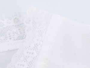 Vue macro détaillée de la broderie en dentelle blanche délicate sur un décolleté