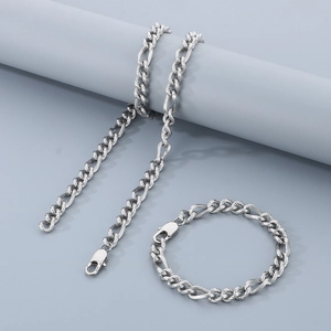 Hip-Hop Silberne Stahl-Panzerketten Halskette und Armband-Set auf grauem Ständer