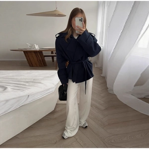Trench corto da donna blu navy con cintura in vita e colletto a rever moda