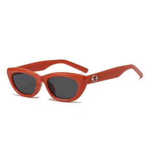Retro rote Cat-Eye-Sonnenbrille mit eckigem Rahmen und silbernen Sternen für den Sommer