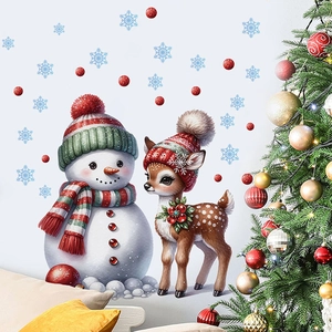 Détail de stickers muraux bonhomme de neige et cerf de Noël sur un mur blanc décoré