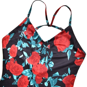 Dettaglio canotta floreale con rose rosse e spalline incrociate sulla schiena