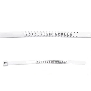 Detalle del medidor de anillos de PU blanco con escala 1-17 para medir dedos y tallas