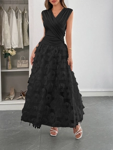Robe noire chic sans manches avec col en V, jupe à plumes et détails de plis élégants