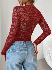 Détail du dos d'un haut rouge sexy en dentelle Y2K avec manches longues et lacets noués