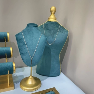 Colliers en argent avec pendentifs géométriques présentés sur des bustes en velours