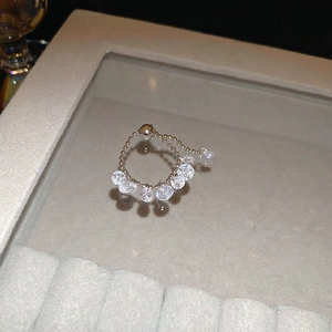 Detail van verstelbare zilveren ring met zirkonia in een luxe sieraden displaydoos