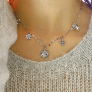 Collier argenté à plusieurs pendentifs avec masque solaire, fleurs et étoiles