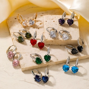 Eleganti orecchini di cristallo a forma di cuore in vari colori su pietra e seta